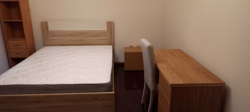 Quarto em Apartamento muito sossegado junto a transportes