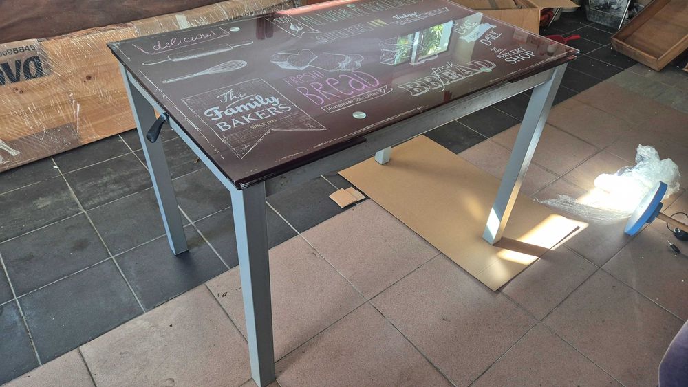 Mesa de cozinha com tampo de vidro e extensível