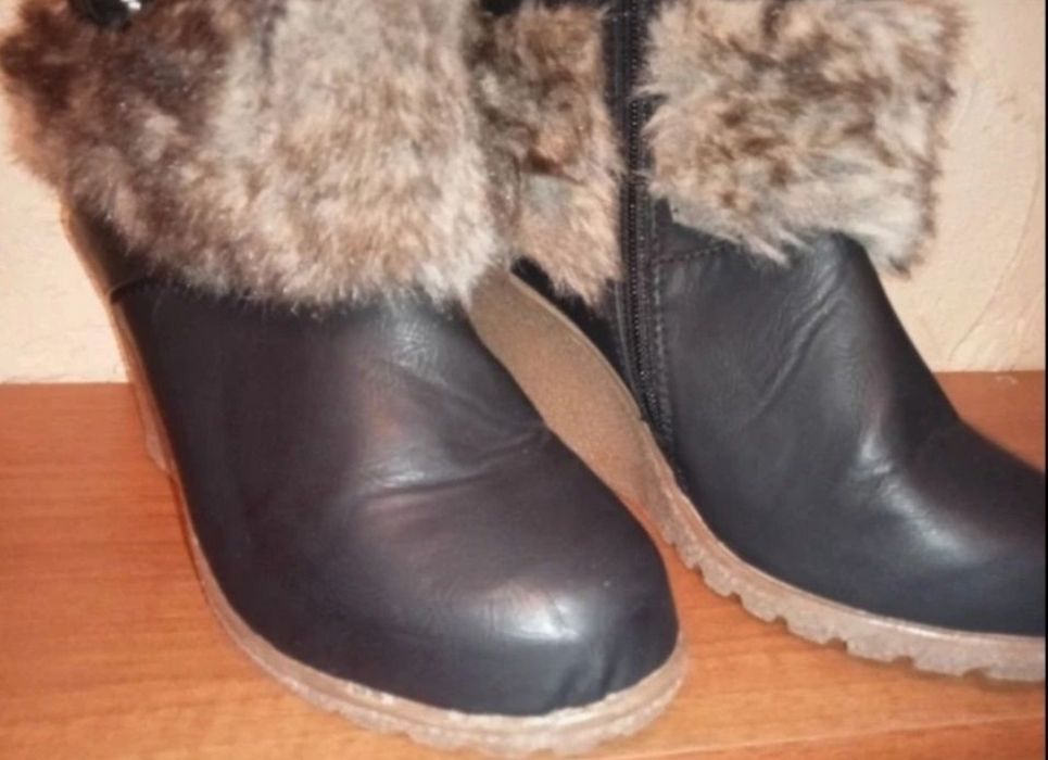 NOWE Piękne kozaki damskie na koturnie z puszkiem.