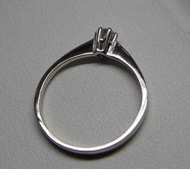 Pierścionek z diamentem brylant 0,13 ct. Białe złoto.