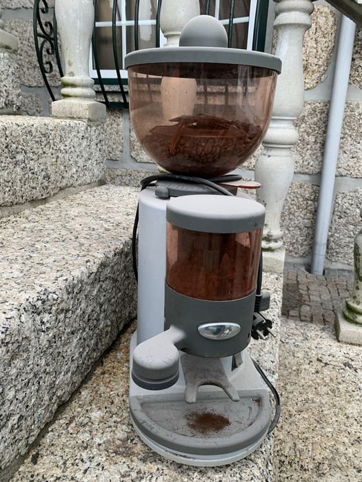 Moinho de cafe com mós grandes