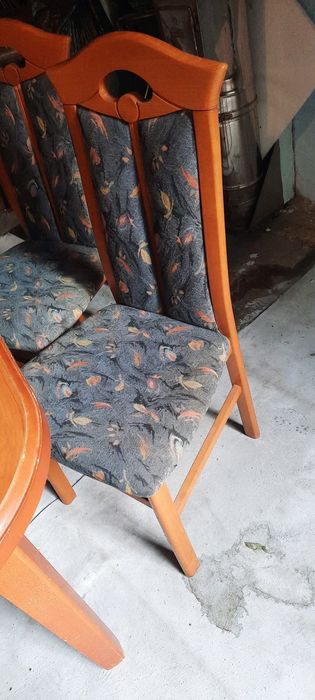 Masywny stół z krzeslami