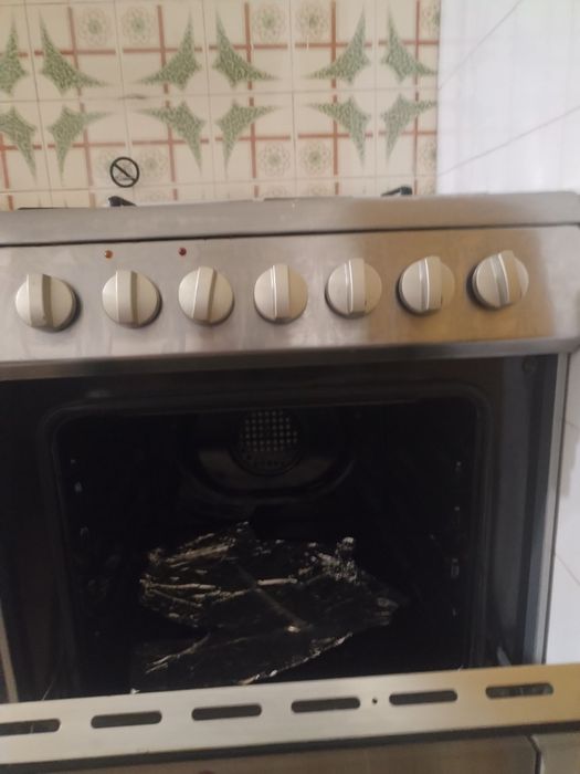 Fogão a trabalhar impecável placa a gaz e forno elétrico com 3 anos