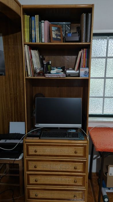 Estante feita á mão.