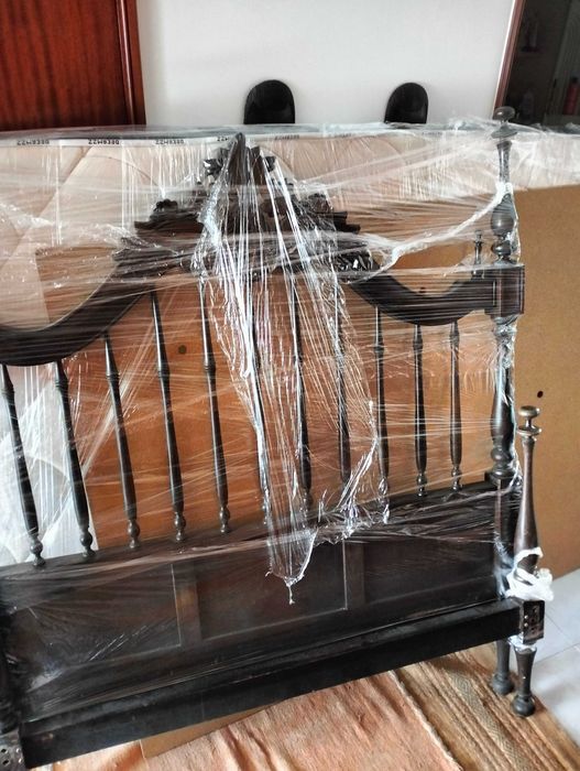 Cama de casal em madeira