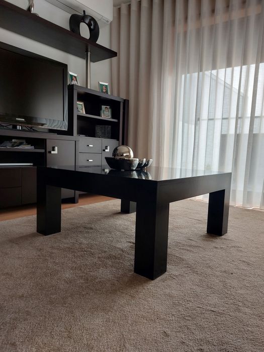 Sofá em pele, móvel e mesa de madeira lacada