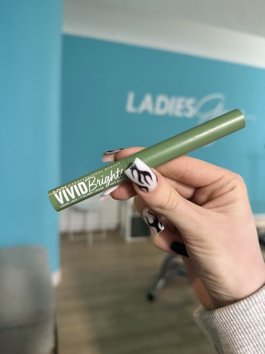 NYX Vivid Liquid Liner VBL05 - Delight (zielony eyeliner w płynie)