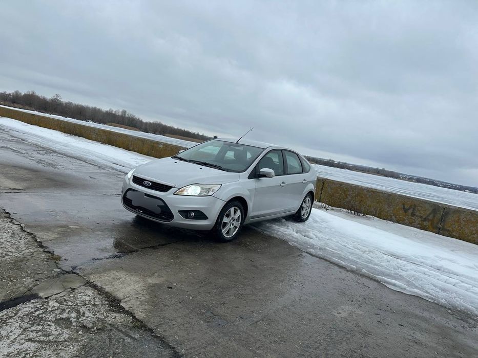 Подаеться автомобіль