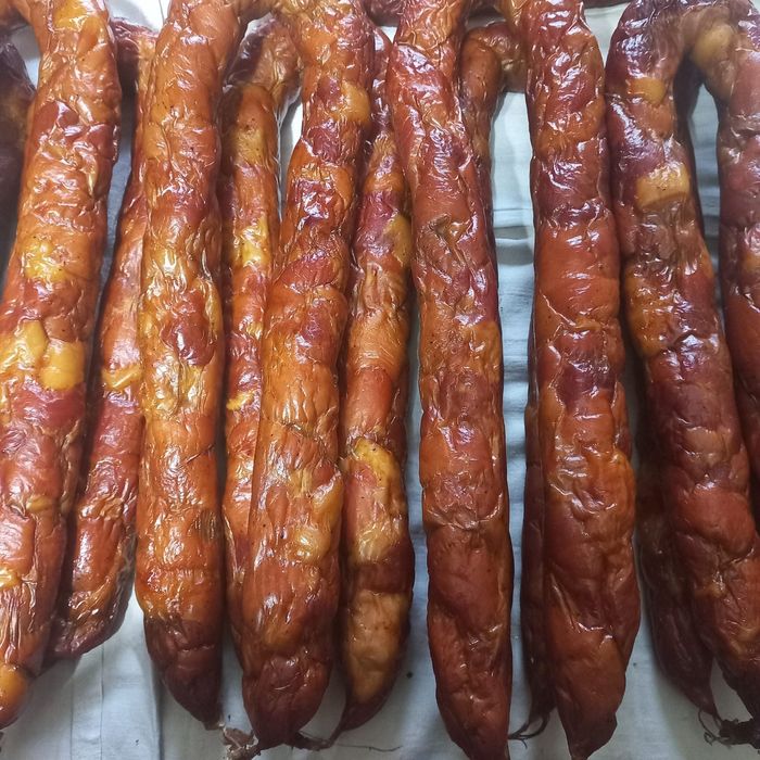 Копчені ковбаси та кури