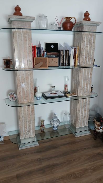 Estante de mármore e vidro