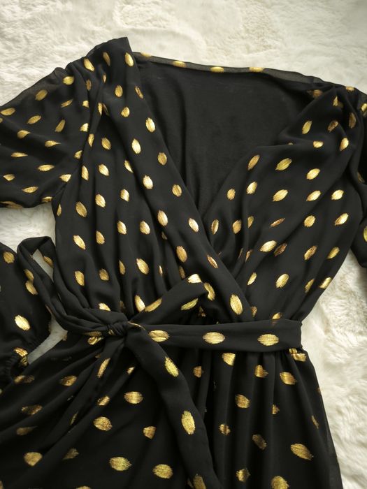 Vestido preto e dourado festivo