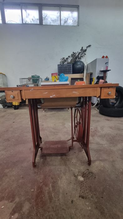 Duas máquinas costura vintage