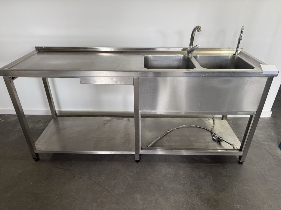 Bancada duas cubas pias com torneiras