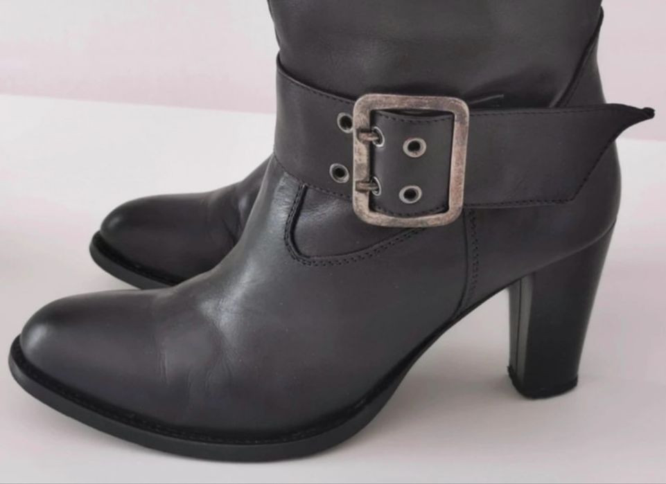 Botas pretas cano alto - Daniela Lima 40