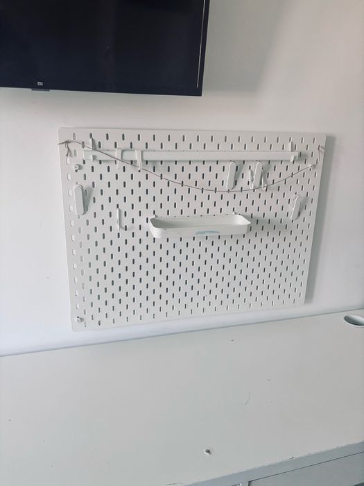 Biurko IKEA MICKE 142x50 cm i tablica
