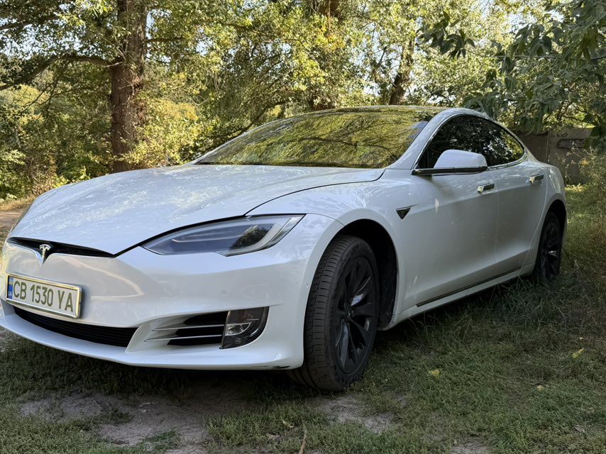 Оренда автомобіля Tesla погодинно з водієм.
