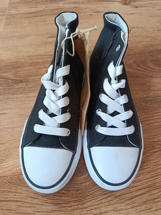 Buty na wysokiej podeszwie