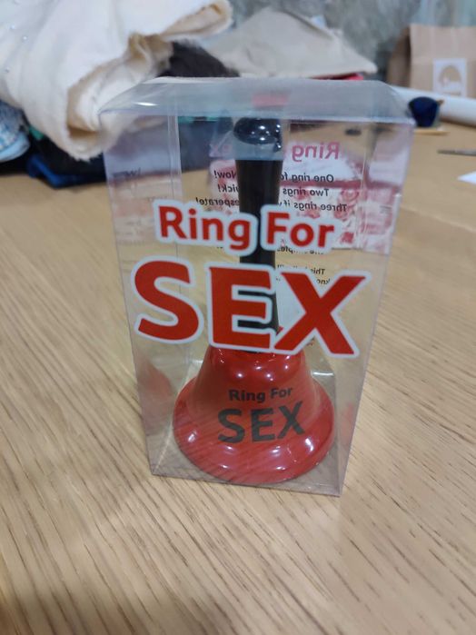 Sino e caixa de pétalas vermelhas