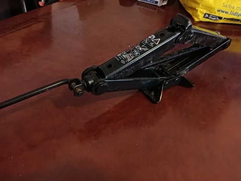 Macaco de automóvel	peso 925 kg
