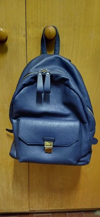 Mochila azul escura de senhora