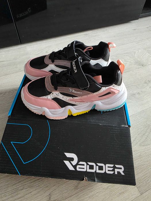 Кросівки якісні та легкі