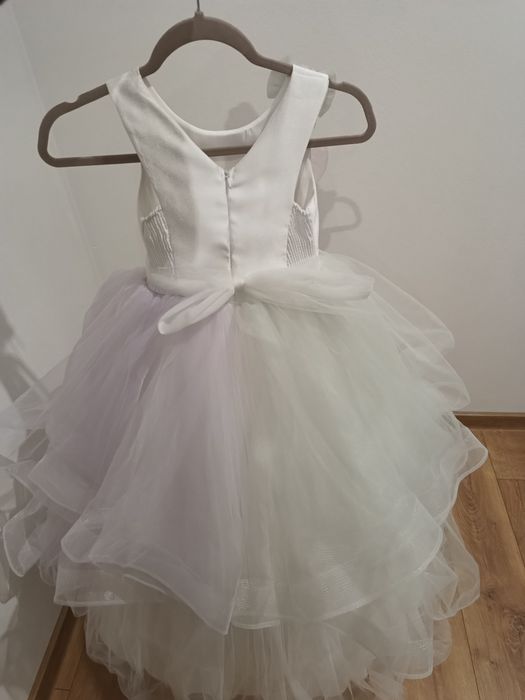 Suknia,  rozmiar 134 .   Na kole.