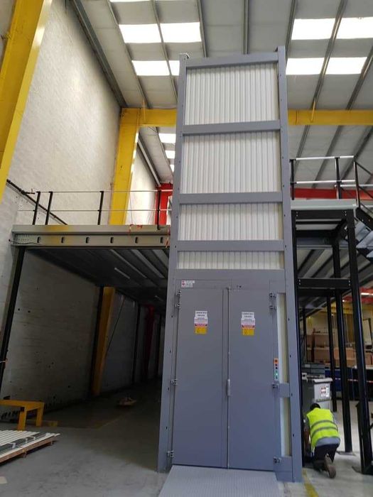 Monta cargas, monta pratos, desde 50Kg, várias paragens e cursos