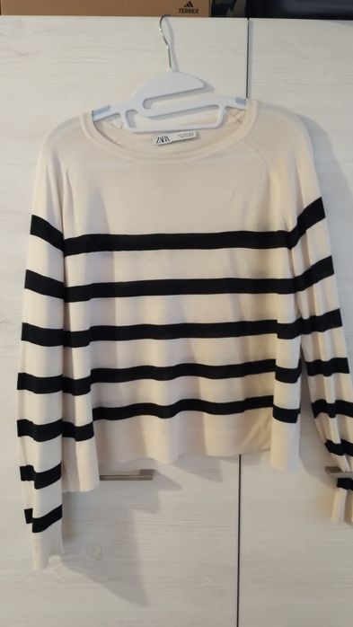 Kremowy sweterek w paski firmy Zara rozmiar S, M