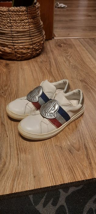 Białe buty moncler dla dziewczynki