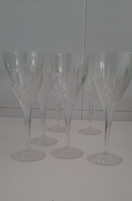 Copos de vinho com pé