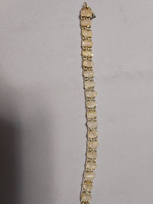 Pulseira dourada com pedras