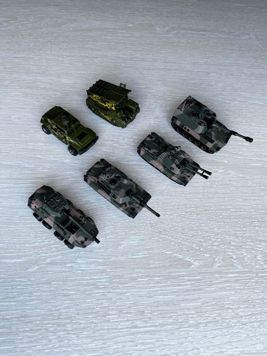 Машинки HotWheels,matchbox,військова техніка,танки,disney pixar,kinder