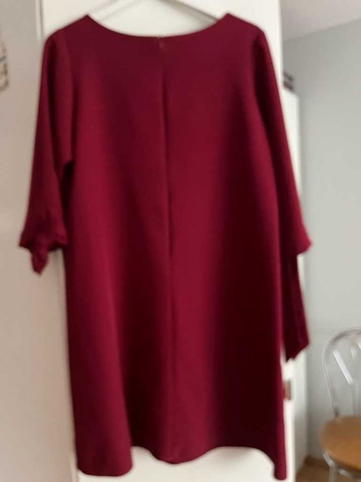 sukienka w kolorze bordo