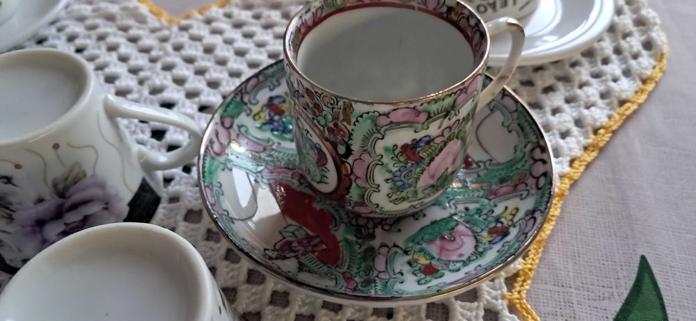 Conjunto de chávenas de café. Oferta do pano de renda .