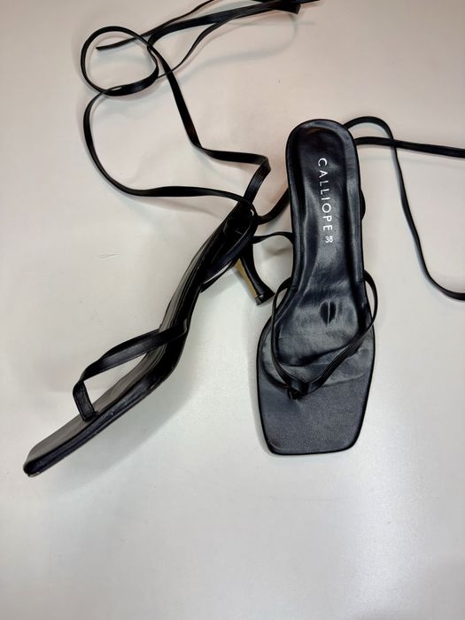 Босоніжки з завʼязками