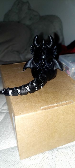 Boneco dragão com cauda articulada