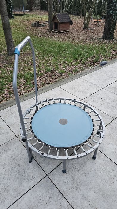 Mała trampolina z uchwytem