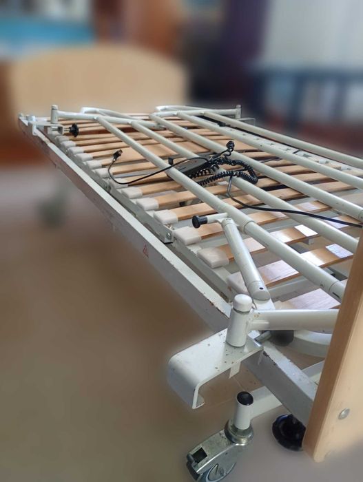 Cama Articulada Hospitalar Trimotora e Elevatória c/ Grades de Proteção