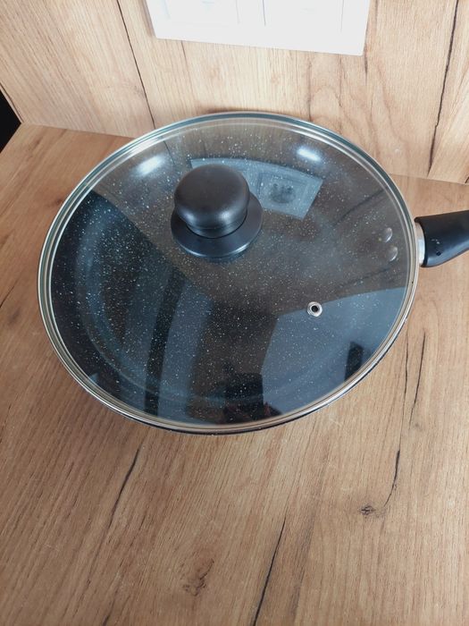Duża patelnia czarny marmur z pokrywką krótko używana