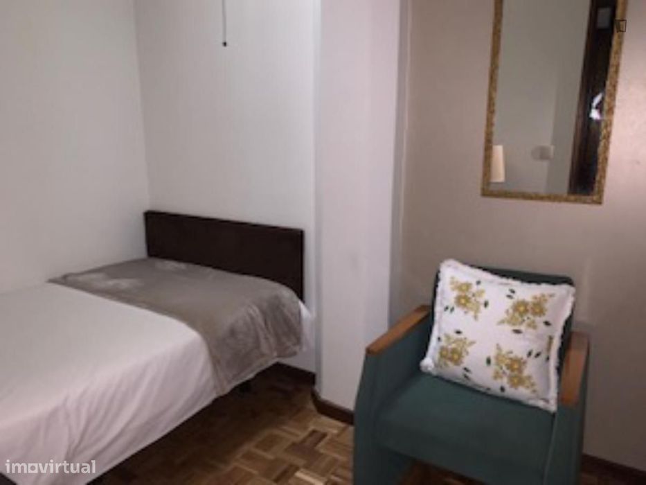Quarto - localizado em Lordelo do Ouro Porto