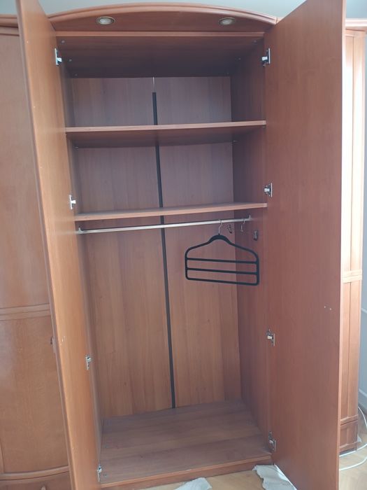 Duża szafa z oświetleniem