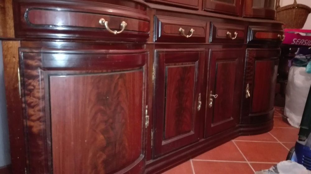 Mobília sala de jantar, em  nogueira. Cristaleira, mesa e 6 cadeiras