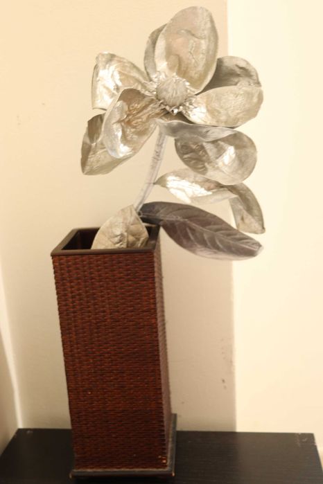 Vaso floreira com flor artificial