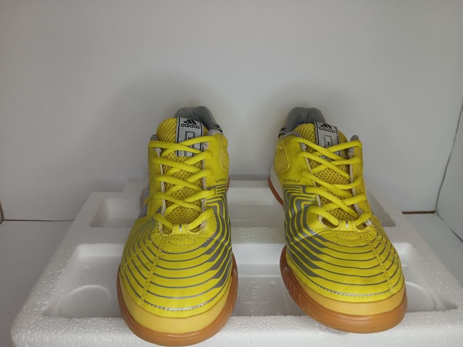 Chuteiras de futsal usadas