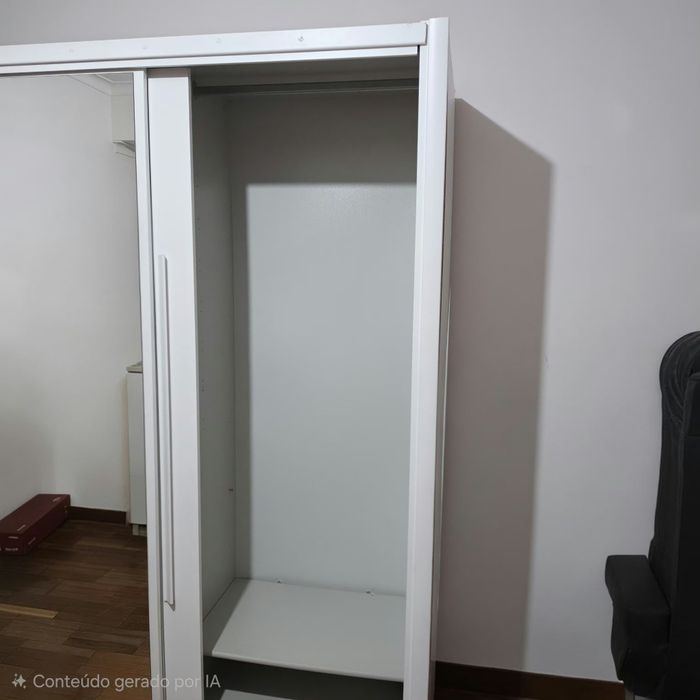 Roupeiro Branco com 3 portas de correr e espelho