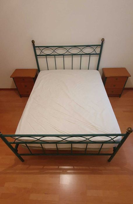 Cama e colchão com novo.