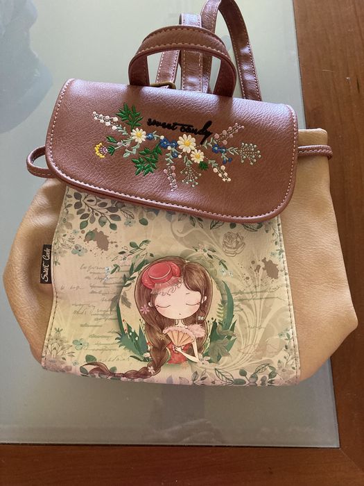 Mochilas  de menina e senhora