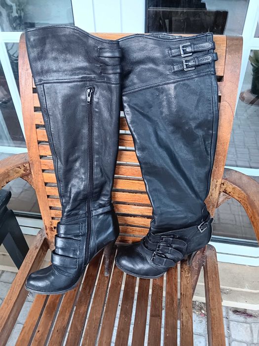 Botas de salto e cano alto em pele da Aldo