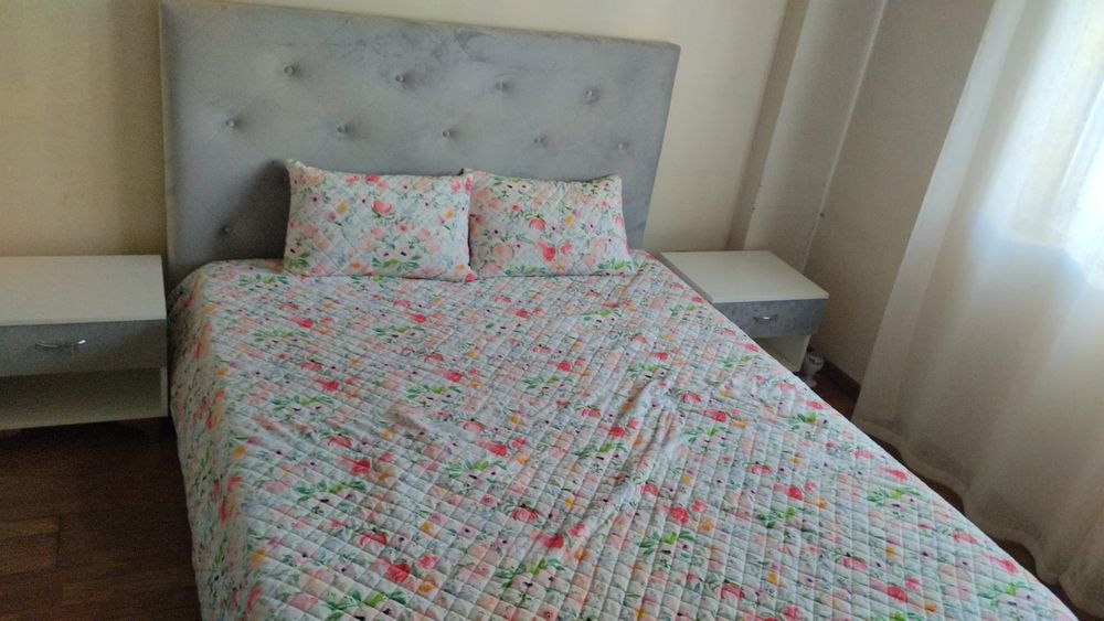 Cama + colchão + 2 mesinhas de cabeceiras