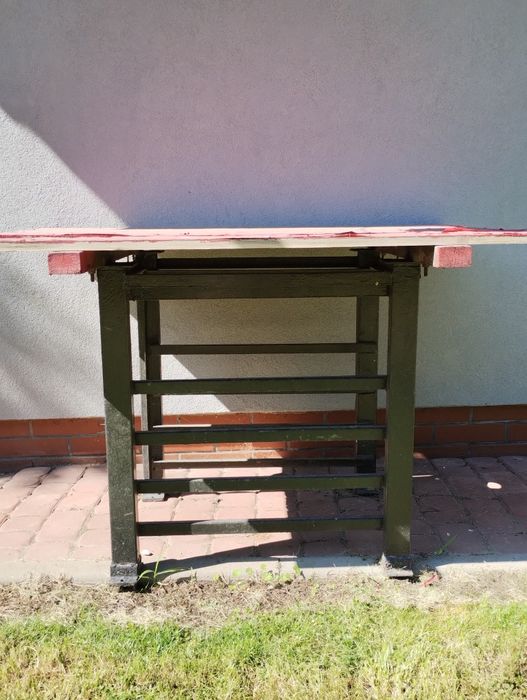 Stół, dwie ławki
